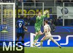 16.04.2025,  Fussball UEFA Championsleague 2024/2025: Viertelfinale Rckspiel, Inter Mailand - FC Bayern Mnchen, im Giuseppe Meazza Stadion (Mailand),  Torwart Jonas Urbig (FC Bayern Mnchen) hat den Ball vor Joshua Kimmich (FC Bayern Mnchen) 