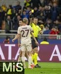 16.04.2025,  Fussball UEFA Championsleague 2024/2025: Viertelfinale Rckspiel, Inter Mailand - FC Bayern Mnchen, im Giuseppe Meazza Stadion (Mailand), Schiedsrichter Slavko Vincic (SLO) zeigt Konrad Laimer (FC Bayern Mnchen) die gelbe Karte.
