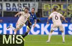 16.04.2025,  Fussball UEFA Championsleague 2024/2025: Viertelfinale Rckspiel, Inter Mailand - FC Bayern Mnchen, im Giuseppe Meazza Stadion (Mailand), v.li: Thomas Mller (FC Bayern Mnchen) gegen Hakan Calhanoglu (Inter Mailand).