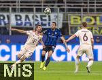 16.04.2025,  Fussball UEFA Championsleague 2024/2025: Viertelfinale Rckspiel, Inter Mailand - FC Bayern Mnchen, im Giuseppe Meazza Stadion (Mailand), v.li: Thomas Mller (FC Bayern Mnchen) gegen Hakan Calhanoglu (Inter Mailand).