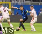 16.04.2025,  Fussball UEFA Championsleague 2024/2025: Viertelfinale Rckspiel, Inter Mailand - FC Bayern Mnchen, im Giuseppe Meazza Stadion (Mailand), v.li: Lautaro Martinez (Inter Mailand) gegen Joshua Kimmich (FC Bayern Mnchen) 