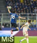 16.04.2025,  Fussball UEFA Championsleague 2024/2025: Viertelfinale Rckspiel, Inter Mailand - FC Bayern Mnchen, im Giuseppe Meazza Stadion (Mailand),  li: Matteo Darmian (Inter Mailand) Handspiel gegen Thomas Mller (FC Bayern Mnchen) 