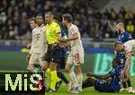 16.04.2025,  Fussball UEFA Championsleague 2024/2025: Viertelfinale Rckspiel, Inter Mailand - FC Bayern Mnchen, im Giuseppe Meazza Stadion (Mailand), v.li: Michael Olise (FC Bayern Mnchen), Schiedsrichter Slavko Vincic (SLO), Thomas Mller (FC Bayern Mnchen) 