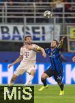 16.04.2025,  Fussball UEFA Championsleague 2024/2025: Viertelfinale Rckspiel, Inter Mailand - FC Bayern Mnchen, im Giuseppe Meazza Stadion (Mailand), v.li: Thomas Mller (FC Bayern Mnchen) gegen Hakan Calhanoglu (Inter Mailand).