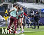 16.04.2025,  Fussball UEFA Championsleague 2024/2025: Viertelfinale Rckspiel, Inter Mailand - FC Bayern Mnchen, im Giuseppe Meazza Stadion (Mailand), Torjubel Harry Kane mit Raphael Guerreiro (FC Bayern Mnchen), Aleksandar Pavlovic (Bayern Mnchen) , Serge Gnabry (FC Bayern Mnchen) 