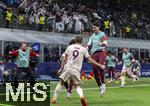 16.04.2025,  Fussball UEFA Championsleague 2024/2025: Viertelfinale Rckspiel, Inter Mailand - FC Bayern Mnchen, im Giuseppe Meazza Stadion (Mailand), Torjubel Harry Kane mit Aleksandar Pavlovic (Bayern Mnchen) 