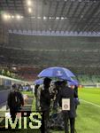 16.04.2025,  Fussball UEFA Championsleague 2024/2025: Viertelfinale Rckspiel, Inter Mailand - FC Bayern Mnchen, im Giuseppe Meazza Stadion (Mailand), Strmender Regen im Stadion vor dem Anpfiff.