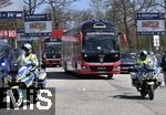 19.04.2025, Fussball 1. Bundesliga 2024/2025, 30. Spieltag, 1.FC Heidenheim - FC Bayern Mnchen, in der Voith-Arena Heidenheim. Der Bayern Bus kommt angefahren, bzw. die Bayern Busse

