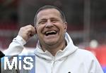 19.04.2025, Fussball 1. Bundesliga 2024/2025, 30. Spieltag, 1.FC Heidenheim - FC Bayern Mnchen, in der Voith-Arena Heidenheim. Sportvorstand Max Eberl (Bayern Mnchen) lacht herzlich.

