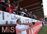 19.04.2025, Fussball 1. Bundesliga 2024/2025, 30. Spieltag, 1.FC Heidenheim - FC Bayern Mnchen, in der Voith-Arena Heidenheim. Sportvorstand Max Eberl (Bayern Mnchen) macht Selfies fr die Fans.

