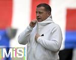 19.04.2025, Fussball 1. Bundesliga 2024/2025, 30. Spieltag, 1.FC Heidenheim - FC Bayern Mnchen, in der Voith-Arena Heidenheim. Sportvorstand Max Eberl (Bayern Mnchen) nachdenklich.


