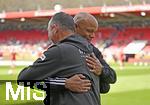 19.04.2025, Fussball 1. Bundesliga 2024/2025, 30. Spieltag, 1.FC Heidenheim - FC Bayern Mnchen, in der Voith-Arena Heidenheim. Trainer Vincent Kompany (FC Bayern Mnchen) begrt Trainer Frank Schmidt (1. FC Heidenheim 1846) 

