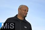 19.04.2025, Fussball 1. Bundesliga 2024/2025, 30. Spieltag, 1.FC Heidenheim - FC Bayern Mnchen, in der Voith-Arena Heidenheim. Trainer Vincent Kompany (FC Bayern Mnchen) lchelt

