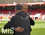 19.04.2025, Fussball 1. Bundesliga 2024/2025, 30. Spieltag, 1.FC Heidenheim - FC Bayern Mnchen, in der Voith-Arena Heidenheim. Trainer Vincent Kompany (FC Bayern Mnchen) begrt Trainer Frank Schmidt (1. FC Heidenheim 1846) 

