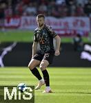 19.04.2025, Fussball 1. Bundesliga 2024/2025, 30. Spieltag, 1.FC Heidenheim - FC Bayern Mnchen, in der Voith-Arena Heidenheim. Eric Dier (FC Bayern Mnchen) am Ball.

