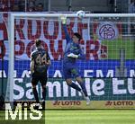 19.04.2025, Fussball 1. Bundesliga 2024/2025, 30. Spieltag, 1.FC Heidenheim - FC Bayern Mnchen, in der Voith-Arena Heidenheim. Torwart Jonas Urbig (FC Bayern Mnchen) wehrt den Ball ab.

