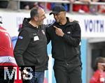 19.04.2025, Fussball 1. Bundesliga 2024/2025, 30. Spieltag, 1.FC Heidenheim - FC Bayern Mnchen, in der Voith-Arena Heidenheim. v.l. Trainer Frank Schmidt (1. FC Heidenheim 1846) und Trainer Vincent Kompany (FC Bayern Mnchen) haben sichtlich Spass 


