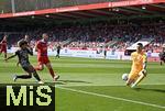 19.04.2025, Fussball 1. Bundesliga 2024/2025, 30. Spieltag, 1.FC Heidenheim - FC Bayern Mnchen, in der Voith-Arena Heidenheim. Serge Gnabry (FC Bayern Mnchen) hat eine Torchance gegen Torwart Kevin Mller (1. FC Heidenheim 1846) 

