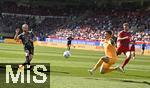 19.04.2025, Fussball 1. Bundesliga 2024/2025, 30. Spieltag, 1.FC Heidenheim - FC Bayern Mnchen, in der Voith-Arena Heidenheim. Konrad Laimer (FC Bayern Mnchen) trifft zum 0:2 gegen Torwart Kevin Mller (1. FC Heidenheim 1846) 


