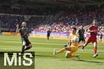 19.04.2025, Fussball 1. Bundesliga 2024/2025, 30. Spieltag, 1.FC Heidenheim - FC Bayern Mnchen, in der Voith-Arena Heidenheim. Konrad Laimer (FC Bayern Mnchen) trifft zum 0:2 gegen Torwart Kevin Mller (1. FC Heidenheim 1846) 

