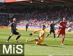 19.04.2025, Fussball 1. Bundesliga 2024/2025, 30. Spieltag, 1.FC Heidenheim - FC Bayern Mnchen, in der Voith-Arena Heidenheim. Konrad Laimer (FC Bayern Mnchen) trifft zum 0:2 gegen Torwart Kevin Mller (1. FC Heidenheim 1846) 

