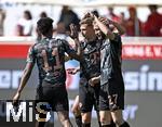 19.04.2025, Fussball 1. Bundesliga 2024/2025, 30. Spieltag, 1.FC Heidenheim - FC Bayern Mnchen, in der Voith-Arena Heidenheim. Torjubel nach dem 0:2 v.l. Kingsley Coman (FC Bayern Mnchen), Joshua Kimmich (FC Bayern Mnchen) und Konrad Laimer (FC Bayern Mnchen) 

