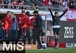 19.04.2025, Fussball 1. Bundesliga 2024/2025, 30. Spieltag, 1.FC Heidenheim - FC Bayern Mnchen, in der Voith-Arena Heidenheim. v.l. Die Trainerbank jubelt. auch Thomas Mller (FC Bayern Mnchen) 

