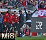 19.04.2025, Fussball 1. Bundesliga 2024/2025, 30. Spieltag, 1.FC Heidenheim - FC Bayern Mnchen, in der Voith-Arena Heidenheim. v.l. Die Trainerbank jubelt. auch Thomas Mller (FC Bayern Mnchen) 

