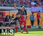 19.04.2025, Fussball 1. Bundesliga 2024/2025, 30. Spieltag, 1.FC Heidenheim - FC Bayern Mnchen, in der Voith-Arena Heidenheim. v.l. Benedikt Gimber (1. FC Heidenheim 1846) gegen Harry Kane (FC Bayern Mnchen) 

