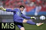 19.04.2025, Fussball 1. Bundesliga 2024/2025, 30. Spieltag, 1.FC Heidenheim - FC Bayern Mnchen, in der Voith-Arena Heidenheim. Torwart Jonas Urbig (FC Bayern Mnchen) schiet den Ball.

