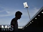 19.04.2025, Fussball 1. Bundesliga 2024/2025, 30. Spieltag, 1.FC Heidenheim - FC Bayern Mnchen, in der Voith-Arena Heidenheim. Thomas Mller (FC Bayern Mnchen) im Schatten

