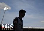 19.04.2025, Fussball 1. Bundesliga 2024/2025, 30. Spieltag, 1.FC Heidenheim - FC Bayern Mnchen, in der Voith-Arena Heidenheim. Thomas Mller (FC Bayern Mnchen) im Schatten

