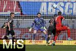 19.04.2025, Fussball 1. Bundesliga 2024/2025, 30. Spieltag, 1.FC Heidenheim - FC Bayern Mnchen, in der Voith-Arena Heidenheim. v.l. Joshua Kimmich (FC Bayern Mnchen), Torwart Jonas Urbig (FC Bayern Mnchen), Raphael Guerreiro (FC Bayern Mnchen) und 
