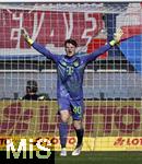19.04.2025, Fussball 1. Bundesliga 2024/2025, 30. Spieltag, 1.FC Heidenheim - FC Bayern Mnchen, in der Voith-Arena Heidenheim. Torwart Jonas Urbig (FC Bayern Mnchen) jubelt.

