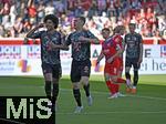 19.04.2025, Fussball 1. Bundesliga 2024/2025, 30. Spieltag, 1.FC Heidenheim - FC Bayern Mnchen, in der Voith-Arena Heidenheim. Joshua Kimmich (FC Bayern Mnchen) jubelt mit Serge Gnabry (FC Bayern Mnchen) 

