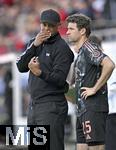 19.04.2025, Fussball 1. Bundesliga 2024/2025, 30. Spieltag, 1.FC Heidenheim - FC Bayern Mnchen, in der Voith-Arena Heidenheim. v.l. Trainer Vincent Kompany (FC Bayern Mnchen) und Thomas Mller (FC Bayern Mnchen) vor der Einwechslung. 

