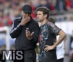 19.04.2025, Fussball 1. Bundesliga 2024/2025, 30. Spieltag, 1.FC Heidenheim - FC Bayern Mnchen, in der Voith-Arena Heidenheim. v.l. Trainer Vincent Kompany (FC Bayern Mnchen) und Thomas Mller (FC Bayern Mnchen) vor der Einwechslung.

