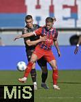 19.04.2025, Fussball 1. Bundesliga 2024/2025, 30. Spieltag, 1.FC Heidenheim - FC Bayern Mnchen, in der Voith-Arena Heidenheim. v.l. Gabriel Vidovic (FC Bayern Mnchen) gegen Leo Scienza (1. FC Heidenheim 1846) 


