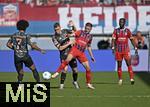 19.04.2025, Fussball 1. Bundesliga 2024/2025, 30. Spieltag, 1.FC Heidenheim - FC Bayern Mnchen, in der Voith-Arena Heidenheim. v.l. Gabriel Vidovic (FC Bayern Mnchen) gegen Leo Scienza (1. FC Heidenheim 1846) 

