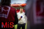 19.04.2025, Fussball 1. Bundesliga 2024/2025, 30. Spieltag, 1.FC Heidenheim - FC Bayern Mnchen, in der Voith-Arena Heidenheim. Sportvorstand Max Eberl (Bayern Mnchen) nachdenklich beim SKY-Interview.