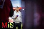 19.04.2025, Fussball 1. Bundesliga 2024/2025, 30. Spieltag, 1.FC Heidenheim - FC Bayern Mnchen, in der Voith-Arena Heidenheim. Sportvorstand Max Eberl (Bayern Mnchen) nachdenklich beim SKY-Interview.