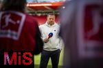19.04.2025, Fussball 1. Bundesliga 2024/2025, 30. Spieltag, 1.FC Heidenheim - FC Bayern Mnchen, in der Voith-Arena Heidenheim. Sportvorstand Max Eberl (Bayern Mnchen) nachdenklich beim SKY-Interview.