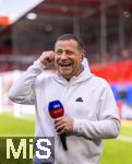 19.04.2025, Fussball 1. Bundesliga 2024/2025, 30. Spieltag, 1.FC Heidenheim - FC Bayern Mnchen, in der Voith-Arena Heidenheim. Sportvorstand Max Eberl (Bayern Mnchen) lachend beim SKY-Interview.