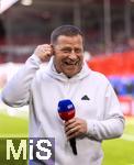 19.04.2025, Fussball 1. Bundesliga 2024/2025, 30. Spieltag, 1.FC Heidenheim - FC Bayern Mnchen, in der Voith-Arena Heidenheim. Sportvorstand Max Eberl (Bayern Mnchen) lachend beim SKY-Interview.