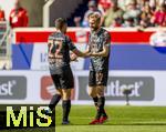 19.04.2025, Fussball 1. Bundesliga 2024/2025, 30. Spieltag, 1.FC Heidenheim - FC Bayern Mnchen, in der Voith-Arena Heidenheim. Torjubel Konrad Laimer (FC Bayern Mnchen) mit Raphael Guerreiro (FC Bayern Mnchen) 