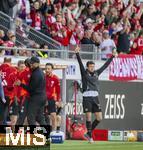 19.04.2025, Fussball 1. Bundesliga 2024/2025, 30. Spieltag, 1.FC Heidenheim - FC Bayern Mnchen, in der Voith-Arena Heidenheim. Torjubel, Trainer Vincent Kompany (FC Bayern Mnchen), Thomas Mller (FC Bayern Mnchen) 