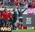 19.04.2025, Fussball 1. Bundesliga 2024/2025, 30. Spieltag, 1.FC Heidenheim - FC Bayern Mnchen, in der Voith-Arena Heidenheim. Torjubel, Trainer Vincent Kompany (FC Bayern Mnchen), Thomas Mller (FC Bayern Mnchen) 