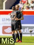 19.04.2025, Fussball 1. Bundesliga 2024/2025, 30. Spieltag, 1.FC Heidenheim - FC Bayern Mnchen, in der Voith-Arena Heidenheim. Torjubel Konrad Laimer (FC Bayern Mnchen) mit Raphael Guerreiro (FC Bayern Mnchen) 