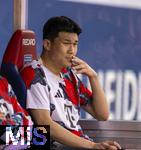 19.04.2025, Fussball 1. Bundesliga 2024/2025, 30. Spieltag, 1.FC Heidenheim - FC Bayern Mnchen, in der Voith-Arena Heidenheim. Min-jae Kim (Bayern Mnchen, Minjae Kim) nachdenklich auf der Bank.