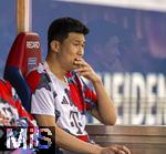 19.04.2025, Fussball 1. Bundesliga 2024/2025, 30. Spieltag, 1.FC Heidenheim - FC Bayern Mnchen, in der Voith-Arena Heidenheim. Min-jae Kim (Bayern Mnchen, Minjae Kim) nachdenklich auf der Bank.